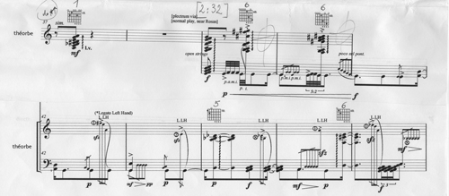 
	Objet-Object de Arturo Fuentes (2003), mes. 37 : accords sur l’ensemble des cordes, figures rapides sur le grand jeu en alternance avec des figures jouées par la main gauche seule.