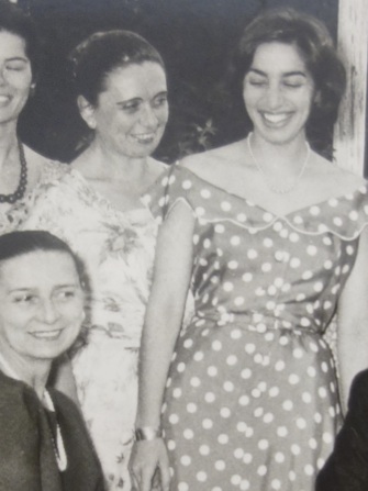 
	Détail d’une photo d’une réception donnée en l’honneur de Rosalia Chladek à Athènes, 1959. De gauche à droite : Chladek, Yvonne de Chirico, Rania Papadam. Archives Polyxeni Mathéy.