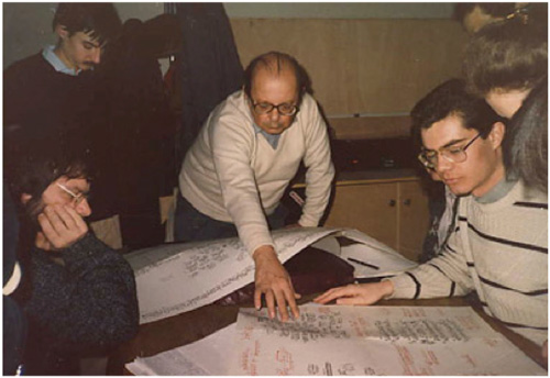 
	1986 : entouré d’étudiants en musicologie, André Boucourechliev montre un de ses Archipels à l’École Normale Supérieure de Paris (© D.R)