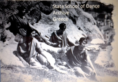  Répétitions pour les Fêtes delphiques à l’Acropole d’Athènes, 1927. Koula Pratsika est en bas à gauche. Archives de l’École Nationale de Danse.