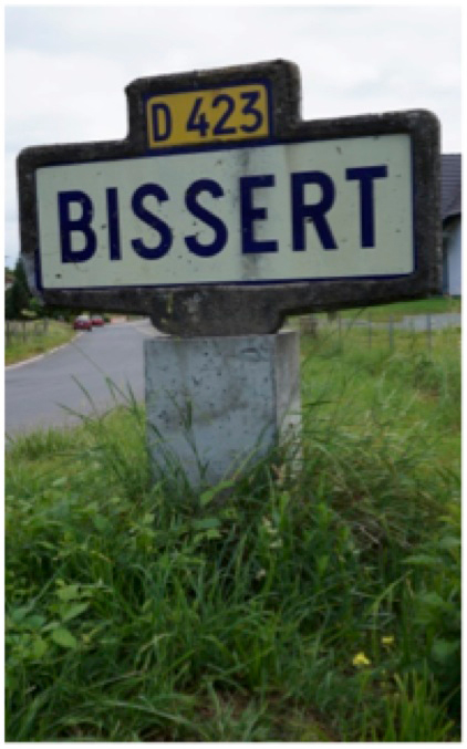 
	Panneau avec le nom de Bissert à l’entrée du village. Photo J. Stankiewicz, Bissert 2017.