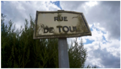 
	Plaque de la rue au départ du village : « Rue de Toul ». Photo J. Stankiewicz, Germiny 2017.