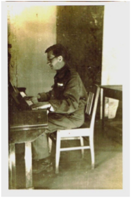 
	Świętosław Krawczyński au piano. Photo au Stalag VI G de Hoffnungsthal, 1943. Collection de famille des Krawczyński, Kielce.