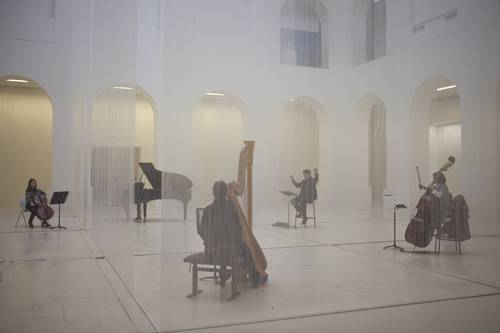 
	Visuel 2 : Les musiciens de l’ensemble InSoliTus au milieu de Für die Luft (Susanna Fritscher) au Musée d’arts de Nantes ; une hélice sonique est partiellement visible au fond à droite (photo Julien Mondon).