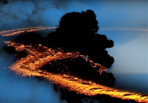 
	Comme un immense dragon, les coulées de laves caressent les flancs de l’Etna avant de plonger leurs dernières griffes parmi les jets de vapeurs sous-marins. Capture, Frédéric Lecuyer.
