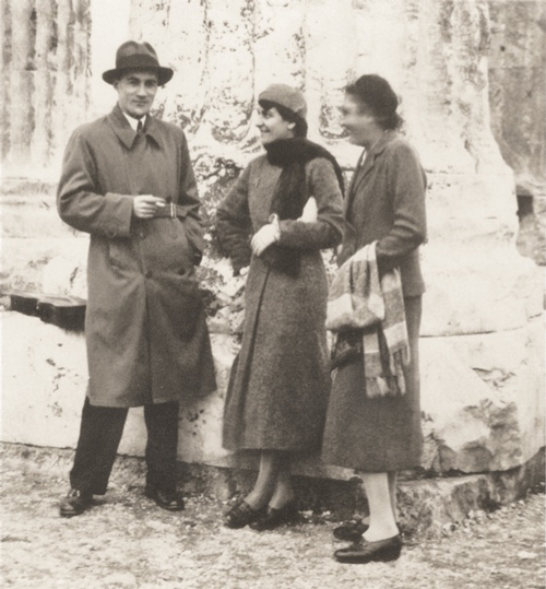 
	Nikos Skalkottas, Polyxeni Mathéy et Koula Pratsika, Athènes 1933, archives de Polyxeni Mathéy.